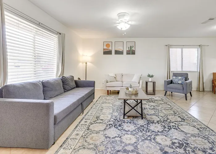 Holiday home Family Desert Gem! 2 Mi To Fashion Center *
