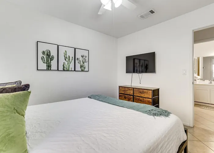 Holiday home Family Desert Gem! 2 Mi To Fashion Center