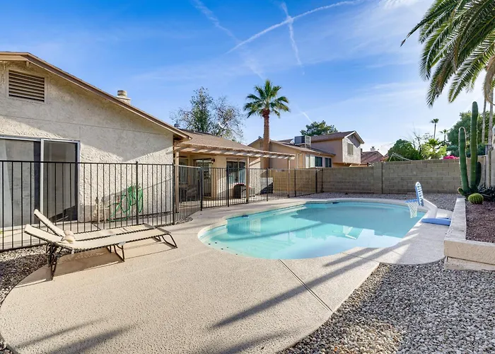 Holiday home Family Desert Gem! 2 Mi To Fashion Center *